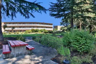 Photo 2 - Riverfront Inn Roseburg