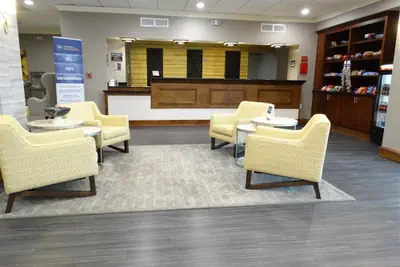 Photo 3 - Cottonwood Airport & Expo Hotel Louisville