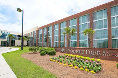 Photo 2 - DoubleTree by Hilton Hotel & Suites Charleston Airport
