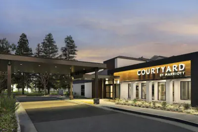Photo 2 - Courtyard by Marriott Bakersfield