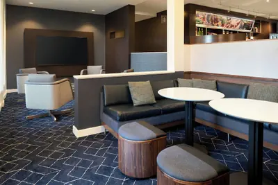 Photo 4 - Courtyard by Marriott Bakersfield