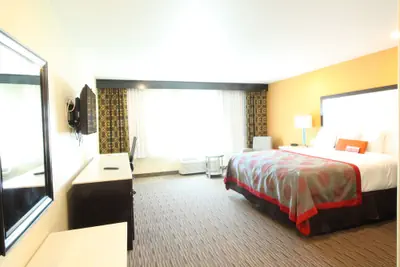 Photo 2 - Ramada by Wyndham Culver City