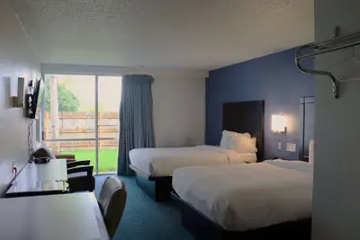 Photo 2 - Travelodge by Wyndham Milwaukee