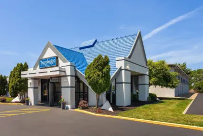 Photo 2 - Travelodge by Wyndham Milwaukee
