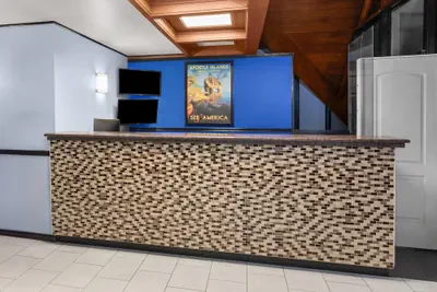 Photo 3 - Travelodge by Wyndham Milwaukee