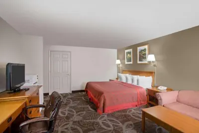 Photo 3 - Royal Inn Provo