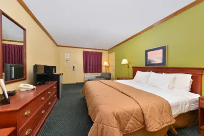 Photo 4 - Americas Best Value Inn Maumee Toledo