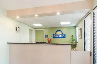 Photo 4 - Days Inn by Wyndham San Marcos