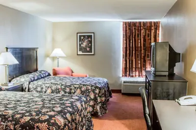 Photo 3 - Econo Lodge Burlington I-40