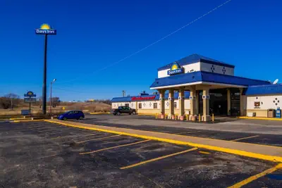 Photo 2 - Days Inn by Wyndham Clinton