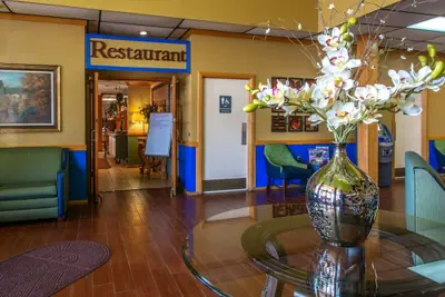Photo 4 - Days Inn by Wyndham Clinton