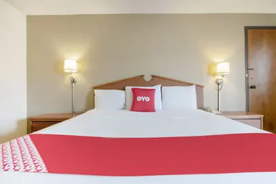 Photo 5 - OYO Hotel Tulsa International Airport
