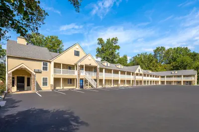 Photo 2 - Days Inn by Wyndham Canton