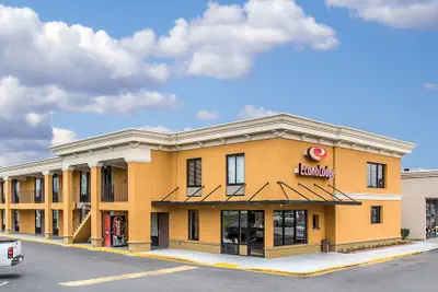 Photo 2 - Econo Lodge Savannah Midtown