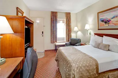Photo 3 - Ramada by Wyndham West Memphis