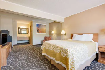 Photo 5 - Days Inn by Wyndham Fairmont