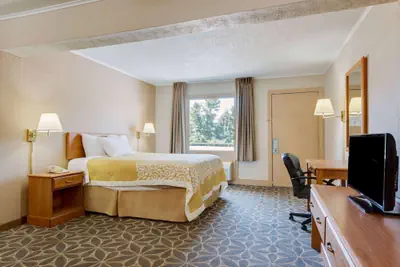 Photo 4 - Days Inn by Wyndham Fairmont