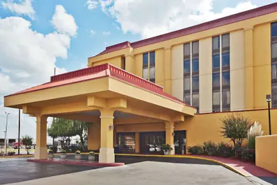 Photo 2 - La Quinta Inn & Suites by Wyndham Memphis Airport Graceland