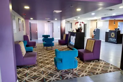 Photo 3 - La Quinta Inn & Suites by Wyndham Memphis Airport Graceland