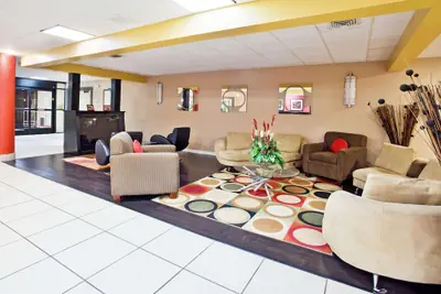 Photo 4 - La Quinta Inn & Suites by Wyndham Memphis Airport Graceland