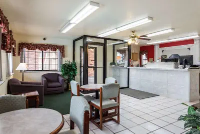 Photo 3 - Econo Lodge & Suites Brinkley