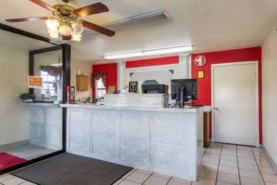 Photo 4 - Econo Lodge & Suites Brinkley