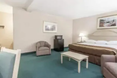 Photo 3 - Travelodge by Wyndham San Francisco Airport North