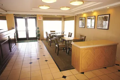 Photo 5 - La Quinta Inn & Suites by Wyndham Warwick Providence Airport