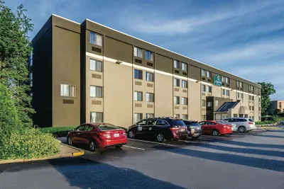 Photo 2 - La Quinta Inn & Suites by Wyndham Warwick Providence Airport