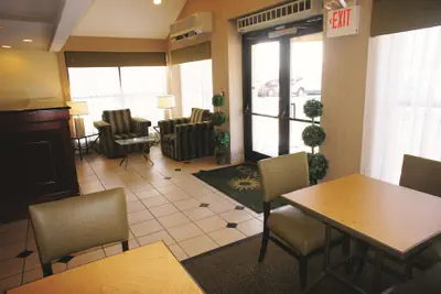 Photo 3 - La Quinta Inn & Suites by Wyndham Warwick Providence Airport