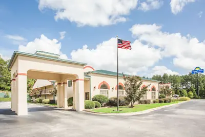 Photo 2 - Days Inn & Suites by Wyndham Columbia Airport