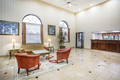 Photo 4 - Days Inn & Suites by Wyndham Columbia Airport