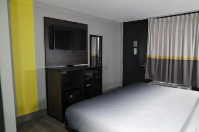 Photo 4 - Super 8 by Wyndham Savannah