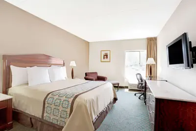 Photo 4 - Days Inn by Wyndham Newport News City Center Oyster Point