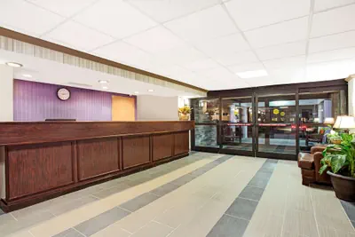 Photo 3 - Days Inn by Wyndham Newport News City Center Oyster Point