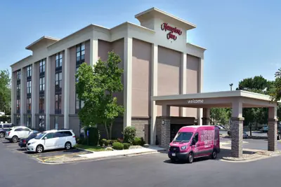 Photo 2 - Hampton Inn Des Moines-Airport