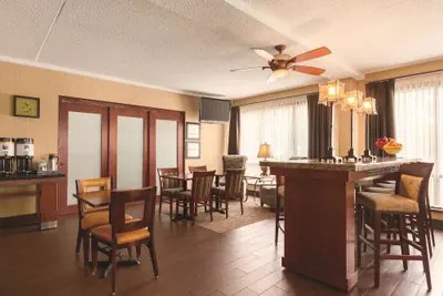 Photo 4 - Hampton Inn Des Moines-Airport