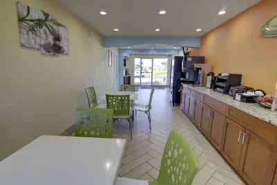 Photo 4 - Econo Lodge at Military Circle