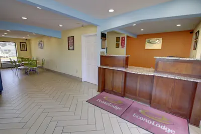Photo 2 - Econo Lodge at Military Circle