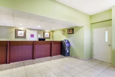 Photo 2 - Days Inn by Wyndham Windsor Locks / Bradley Intl Airport