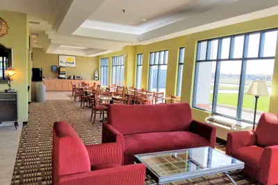 Photo 4 - Days Inn by Wyndham Windsor Locks / Bradley Intl Airport