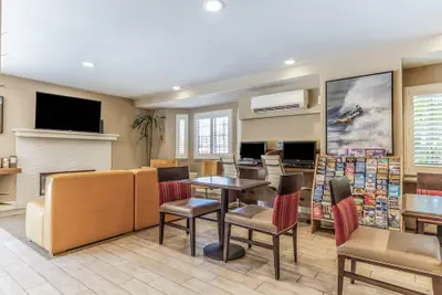 Photo 2 - Comfort Inn Santa Cruz North