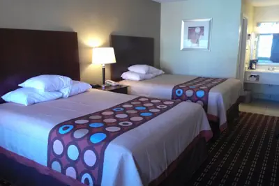 Photo 4 - Super 8 by Wyndham Kerrville TX