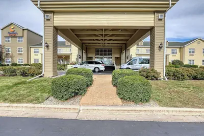 Photo 2 - Comfort Suites Appleton Airport