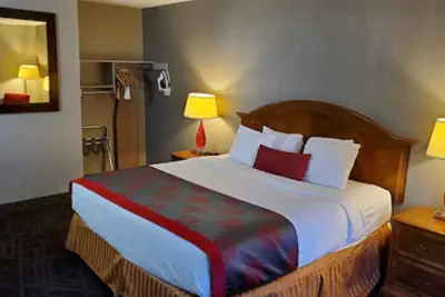 Photo 4 - Ramada by Wyndham Barstow