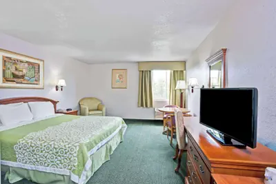 Photo 5 - Days Inn & Suites by Wyndham Fullerton