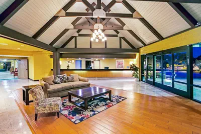 Photo 2 - Days Inn & Suites by Wyndham Fullerton