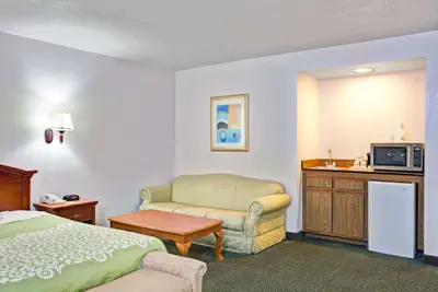 Photo 4 - Days Inn & Suites by Wyndham Fullerton