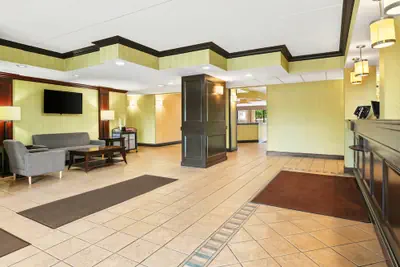 Photo 4 - Comfort Inn Lehigh Valley West - Allentown