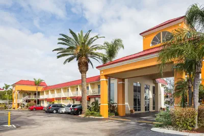 Photo 2 - Days Inn & Suites by Wyndham Port Richey